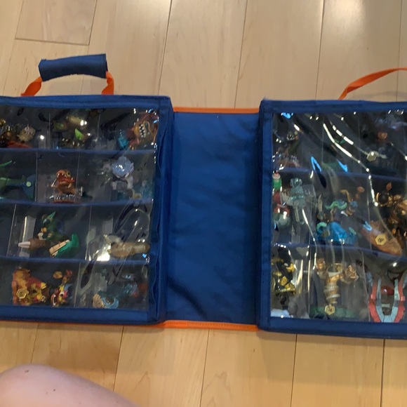 SKYLANDERS Collection & Case. 24 SKYLANDERS, 3 Trap Team crystals, and case. - Picture 4 of 9
